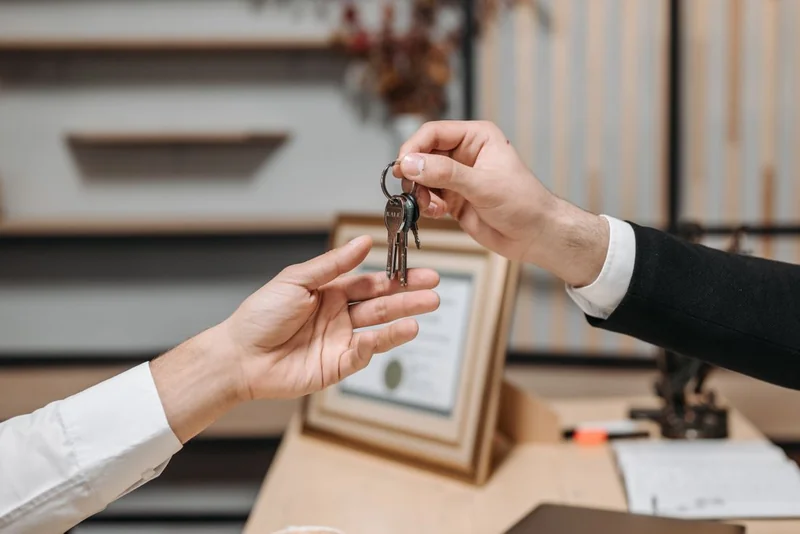 Handing over the keys after a fast cash sale of a home during a divorce